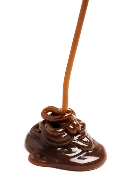 Çikolata karamel sos düz beyaz backround üzerine dökülen — Stok fotoğraf