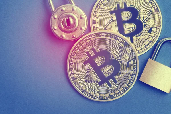 bir asma kilit ile bitcoin para sikke. Dijital para birimi güvenliği 