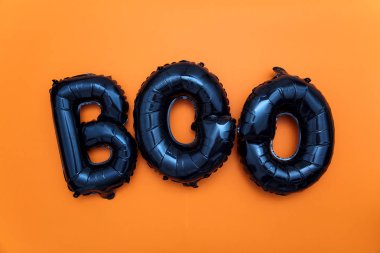 Turuncu bir arka plan üzerinde Halloween balon kelime boo