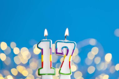 17 numara doğum günü kutlama mum parlak ışıklar karşı bir
