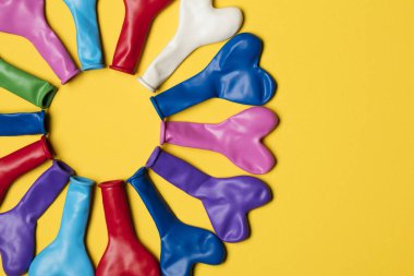 Parlak sarı arka planda parti balonları