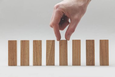 Erkek el bir çizgi içinde ahşap bloklar istifleme. İş geliştirme