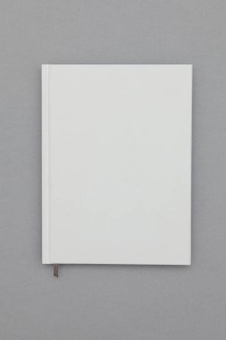 Hardback kitap kapağı mockup. Gri arka plan üzerine beyaz kitap