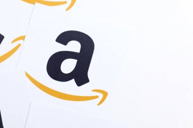 Amazon logosu kağıda basılmış. Amazon en büyük online ret olduğunu