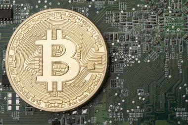 Bir devre kartı arka plan üzerinde altın Bitcoin sanal para birimi