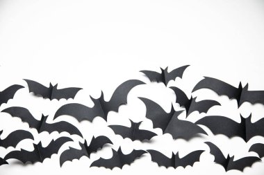 Beyaz bir arka plan üzerinde Halloween kağıt yarasa süslemeleri.