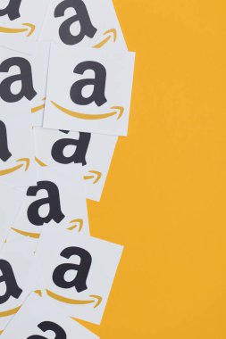 Amazon logosu kağıda basılmış. Amazon en büyük online ret olduğunu
