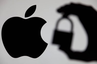 Londra, İngiltere - 15 Mayıs 2017: Apple güvenlik sorunları. Siluet