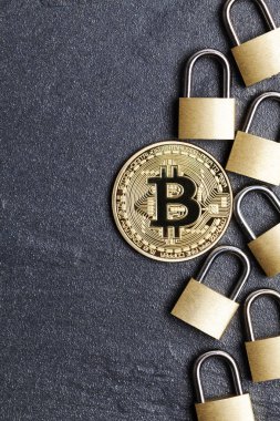 Bitcoin güvenlik konsepti. Asma kilitli altın sikke