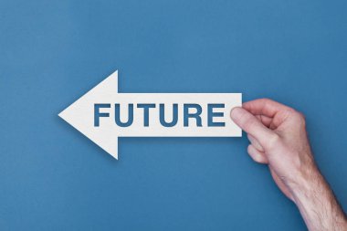 Mavi arka planda tutulan gelecekteki ok yönü