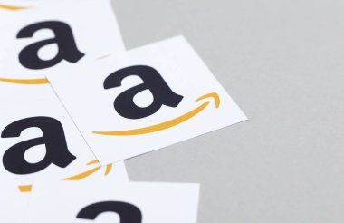 Amazon logosu kağıda basılmış. Amazon en büyük online ret olduğunu