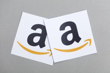 Amazon logosu kağıda basılmış. Amazon en büyük online ret olduğunu