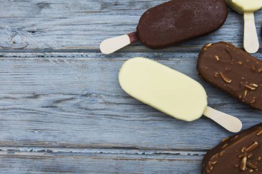 Ahşap bir arka plan üzerinde çikolatalı dondurma lollies.