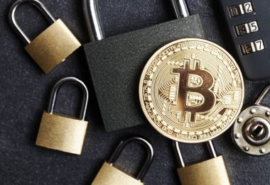 Bitcoin güvenlik konsepti. Asma kilitli altın sikke