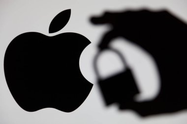 Londra, İngiltere - 15 Mayıs 2017: Apple güvenlik sorunları. Siluet