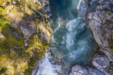 Little Qualicum Şelalesi'nde bir nehir ve şelalenin havadan görünümü, C