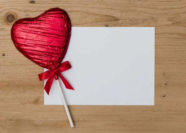 Καρδιά σχήμα καραμέλα δώρο ημέρα του Αγίου Βαλεντίνου με ένα κενό λευκό — Φωτογραφία Αρχείου