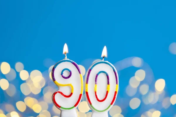 Vela de celebración de cumpleaños número 90 contra una luz brillante y — Foto de Stock