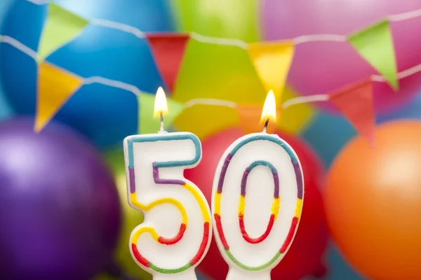 Tillykke med fødselsdagen nummer 50 fest stearinlys med farverig ballon - Stock-foto
