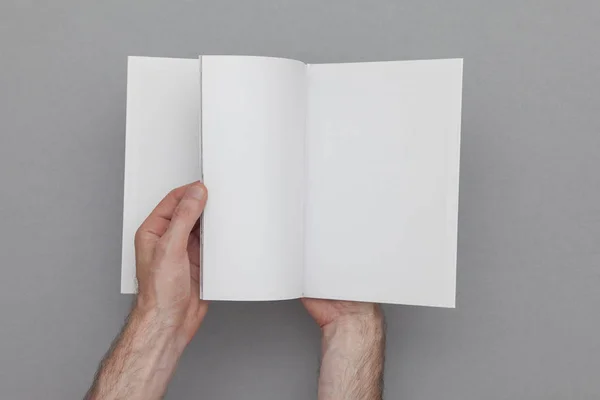 ブックモックアップ。空白の本を持つ男性の手. — ストック写真