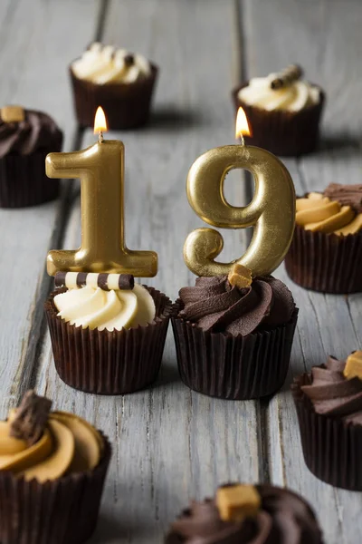 Nummer 19 Feier Geburtstag Cupcakes auf einem hölzernen Hintergrund — Stockfoto