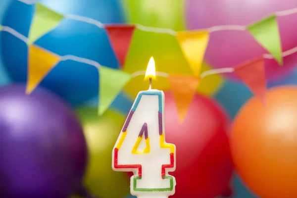 Joyeux anniversaire numéro 4 bougie de célébration avec ballon coloré — Photo