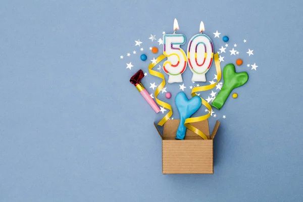 La celebración número 50 presenta antecedentes. Caja de regalo explotando ingenio —  Fotos de Stock