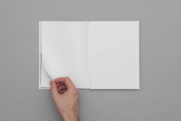 Το βιβλίο του βιβλίου. Αρσενικό χέρι κρατώντας κενό βιβλίο. — Φωτογραφία Αρχείου