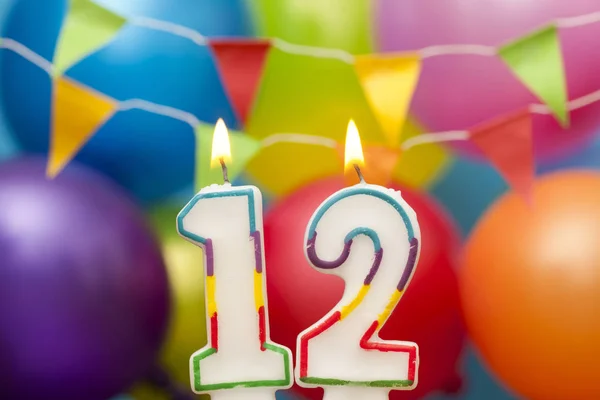 Šťastné narozeniny číslo 12 oslavou svíčku s barevným balem — Stock fotografie