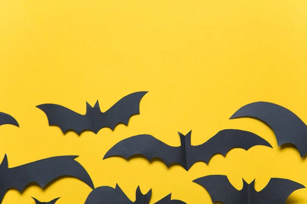 Halloween papel vampiro murciélago decoraciones sobre un fondo naranja . — Foto de Stock