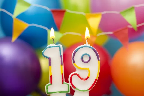 Szczęśliwy urodziny numer 19 uroczystość świeca z kolorowych Balloo — Zdjęcie stockowe