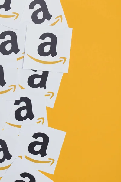 Logo Amazon vytištěné na papír. Amazon je největší online ret — Stock fotografie