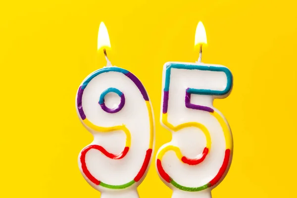 Bougie de célébration d'anniversaire numéro 95 contre une ba jaune vif — Photo