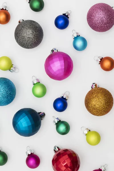 Feestelijke kerstballen op een effen witte achtergrond — Stockfoto