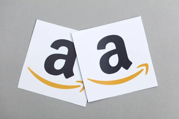 Logo Amazon dicetak di atas kertas. Amazon adalah puncak online terbesar — Stok Foto