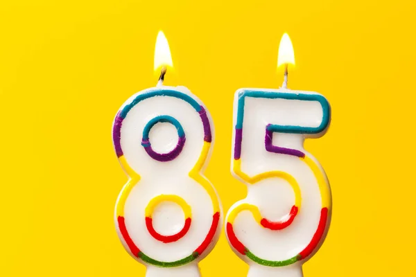 Bougie de célébration numéro 85 anniversaire contre une ba jaune vif — Photo