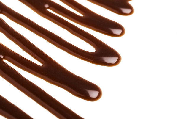 Шоколадный карамельный соус на белом фоне
