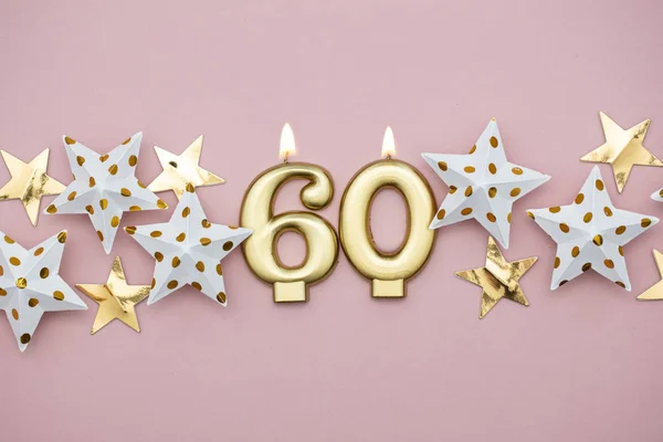 Nummer 60 gouden kaars en sterren op een pastel roze achtergrond — Stockfoto