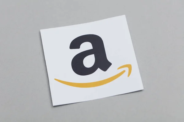 Логотип Amazon надрукував на папері. Amazon є найбільшим онлайн ре — стокове фото