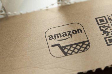Oxford, Uk - 22 Mayıs 2017: Bir parselde Amazon logosu. Amazon t olduğunu