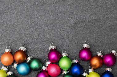 Bir kayrak arka plan üzerinde Festival Noel baubles