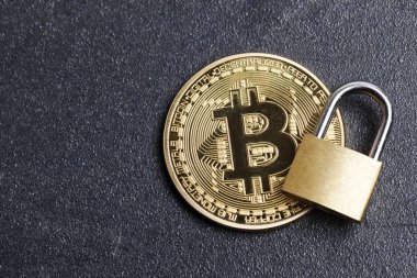 Bitcoin güvenlik konsepti. Asma kilitli altın sikke