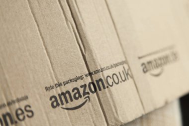 Oxford, Uk - 22 Mayıs 2017: Bir parselde Amazon logosu. Amazon t olduğunu