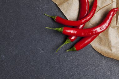 Parşömen ve kayrak arka plan üzerinde Kırmızı taze biber