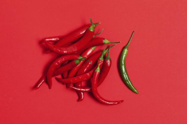 Kırmızı biber parlak kırmızı bir arka plan üzerinde düzenlenmiş