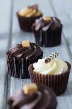 Bir çikolata, karamel ve vanilya krema ile dekore Cupcakes