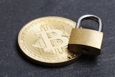Bitcoin güvenlik konsepti. Asma kilitli altın sikke