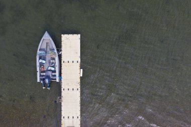 Bir iskelede bir sürat teknesi havadan birdseye görünümü.