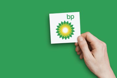 Londra, İngiltere - 26 Ekim 2018: Elinde Bp logosu. Bp bir
