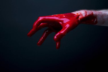 Karanlık bir arka plana karşı kanlı el. cadılar bayramı korku kavramı